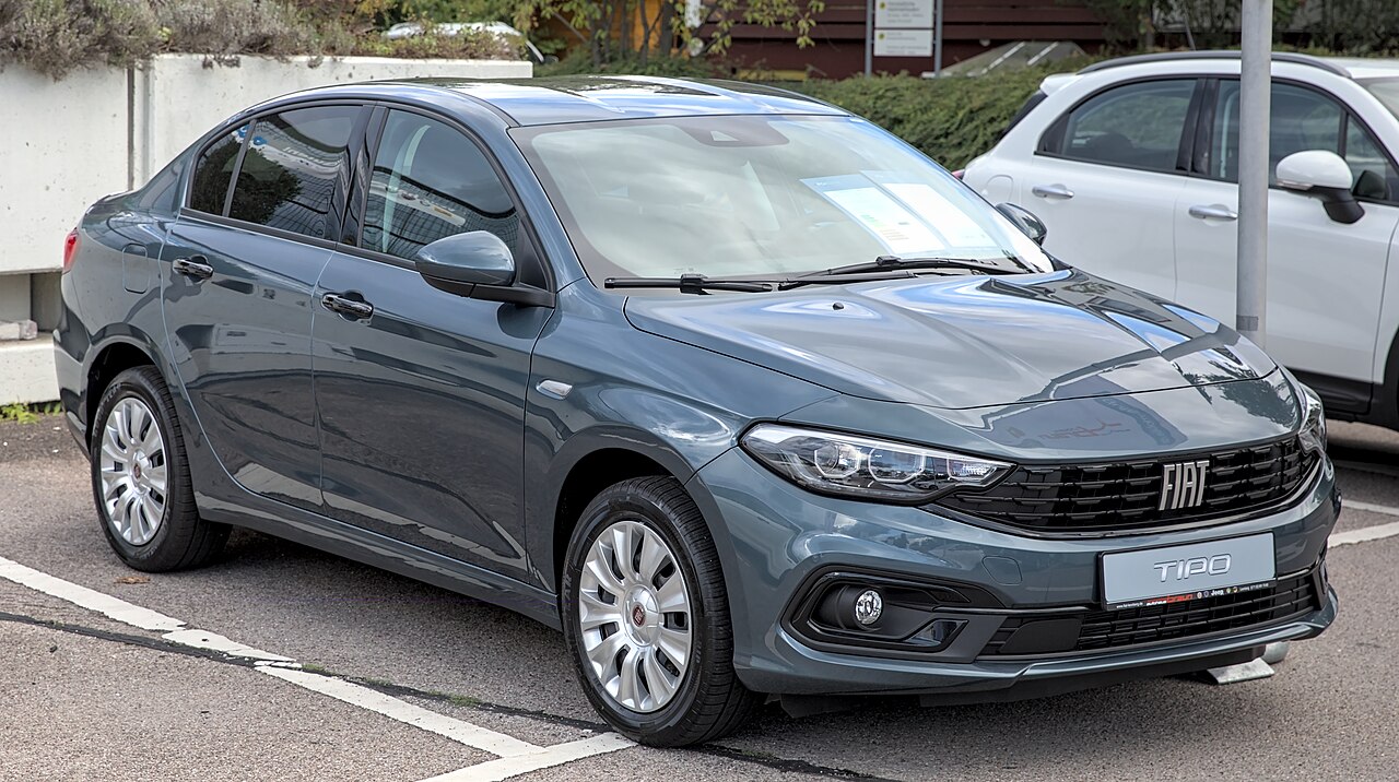Grey Fiat Egea (Tipo) sedan, front three-quarter view